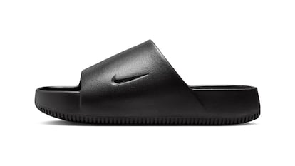 Chanclas Nike sobre fondo blanco.