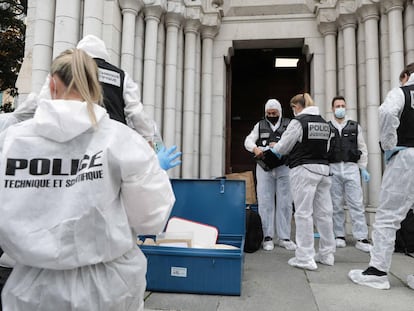 Agentes de la policía francesa en el lugar del ataque, en Niza.