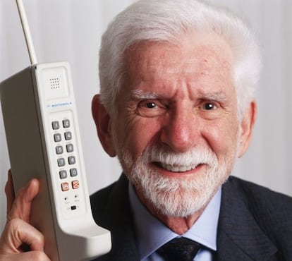 Martin Cooper, com o primeiro telefone celular.