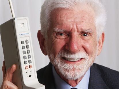 Martin Cooper, com o primeiro telefone celular.