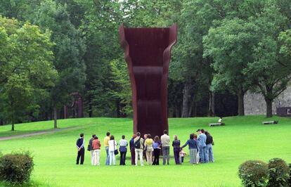 Un grupo de personas contempla &#039;Buscando la Luz I&#039;, una de las esculturas de Chillida instaladas en su museo. 