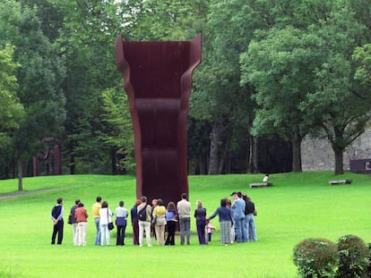 Un grupo de personas contempla &#039;Buscando la Luz I&#039;, una de las esculturas de Chillida instaladas en su museo. 