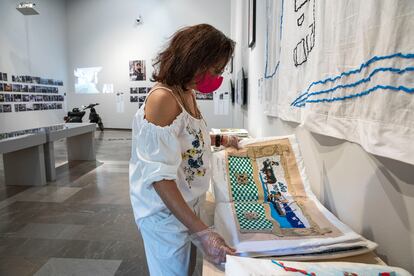 La artista y vecina de El Cabanyal, Bía Santos, muestra los trabajos de artesanía en la exposición del Carme. 

.



