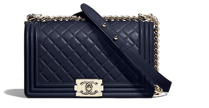 Bolso de piel azul marino de Chanel (c.p.v.)