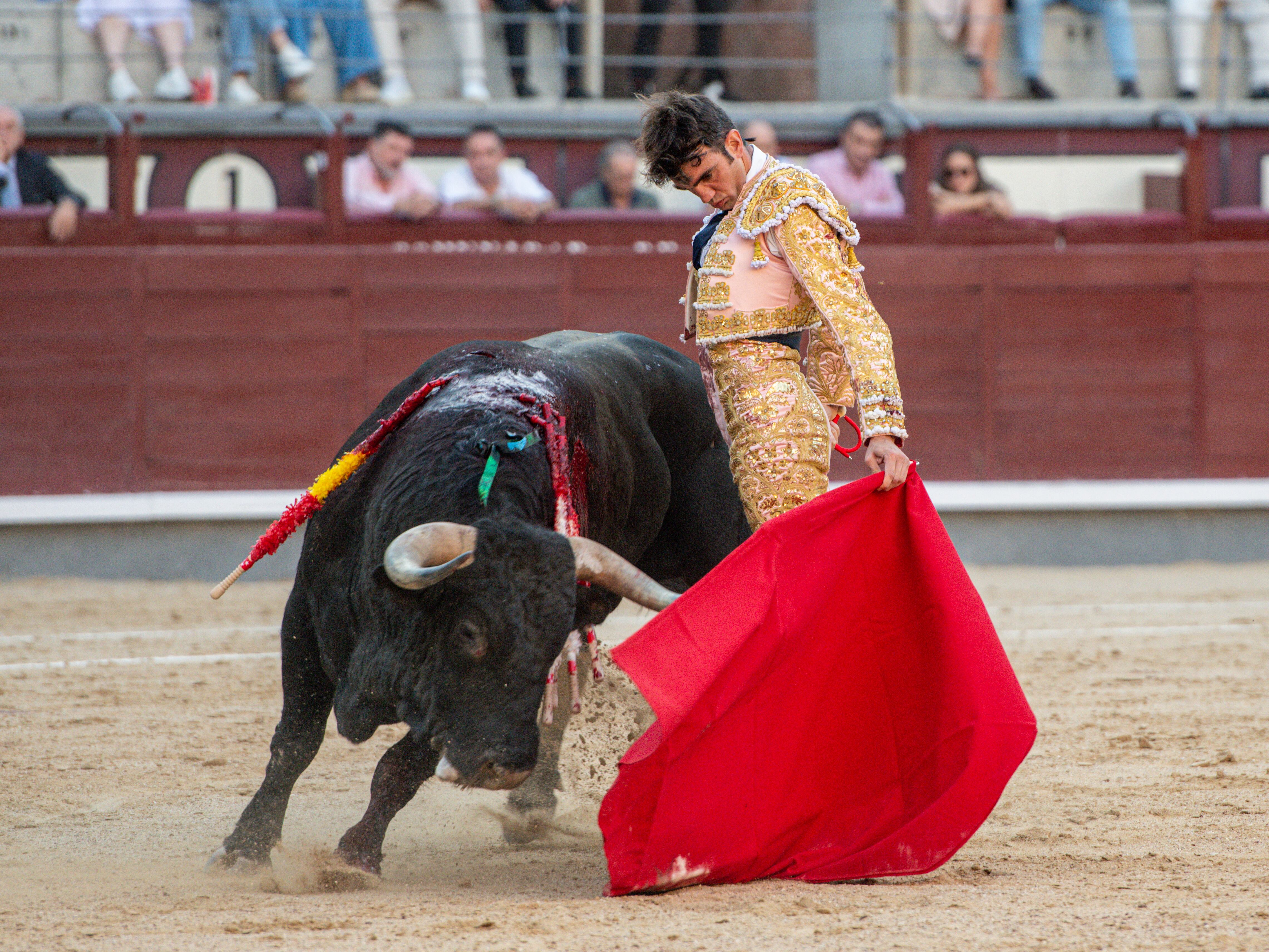 Adrián de Torres corta una oreja y pide paso