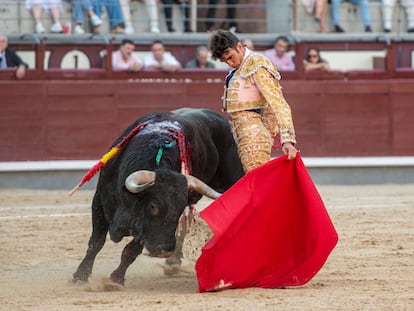 Adrián de Torres, durante la faena de muleta al cuarto toro de la tarde.