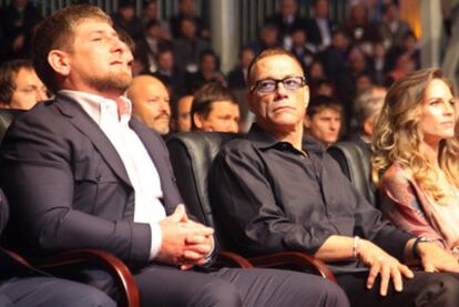 Ramzán Kadírov, junto a Jean-Claude van Damme y Hilary Swank, en la fiesta de Grozni.