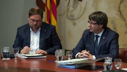 El presidente catal&aacute;n, Carles Puigdemont, junto al vicepresidente, Oriol Junqueras.