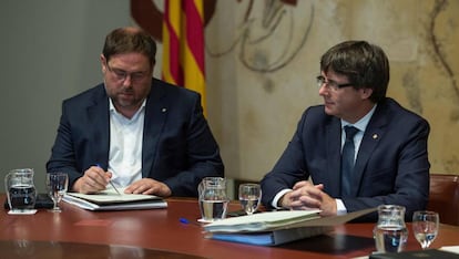 El presidente catalán, Carles Puigdemont, junto al vicepresidente, Oriol Junqueras.