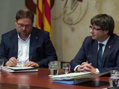 El presidente catal&aacute;n, Carles Puigdemont, junto al vicepresidente, Oriol Junqueras.