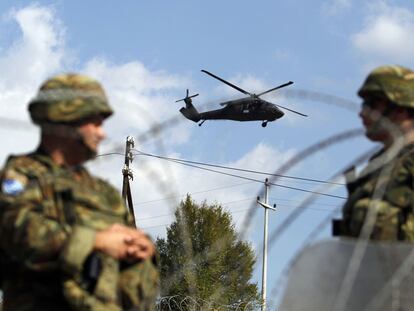 Soldados de la OTAN montan guardia en Kosovo.