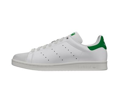 La zapatilla de tenis por excelencia adquirió fama mundial gracias al jugador estadounidense Stan Smith, y lleva en el catálogo de Adidas desde 1971.