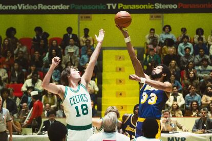 Solomon Hughes (Kareem Abdul-Jabbar), en un partido contra los Boston Celtics en 'Tiempo de victoria: la dinastía de los Lakers'