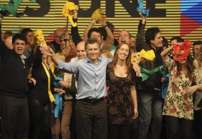 Mauricio Macri junto a su compañera de partido María Eugenia Vidal celebra el primer puesto obtenido en los comicios de Buenos Aires.
