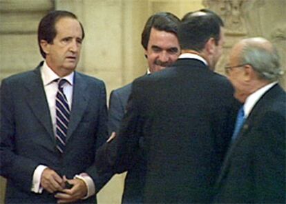 Aznar saluda al 'lehendakari', de espaldas, en presencia de Juan José Lucas.