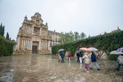 Un grupo de personas en la Cartuja de Jerez, recientemente abierta al público para visitas concertadas. Foto Fernando Ruso