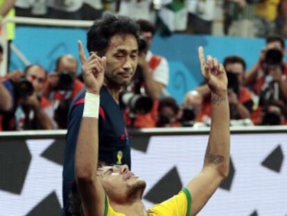 Nishimura vê Neymar comemorar um dos seus gols.