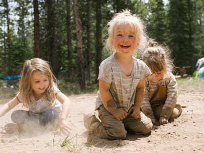 En un campamento de verano, los niños se enfrentan a pequeñas decisiones diarias sin la constante supervisión de sus padres.
