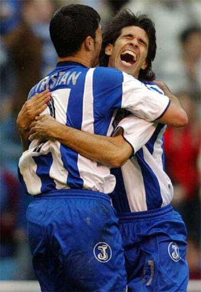 Diego Tristan (izqda.) celebra su gol con su compañero Valeron.