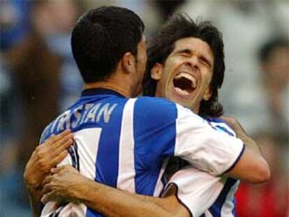 Diego Tristan (izqda.) celebra su gol con su compañero Valeron.