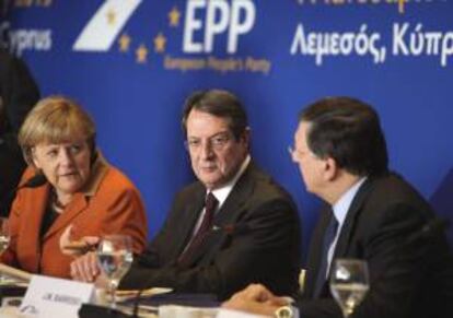 El líder del partido conservador de Chipre, Nikos Anastasiadis (c), la canciller alemana, Angela Merkel (izq), y el presidente de la Comisión Europea, Jose Manuel Barroso (der), asisten hoy a la cumbre extraordinaria del Partido Popular Europeo (PPE) celebrada en Limasol, Chipre.