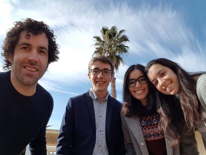 El redactor de 'Materia' Daniel Mediavilla, a la izquierda, junto a los tres representantes que irán a la competición europea.