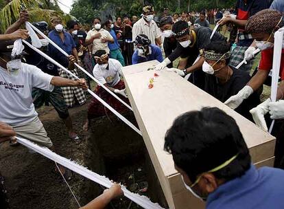 Entierro de una de las tres víctimas causadas por la gripe aviar esta semana en Bali (Indonesia).