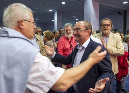 El presidente de Arag&oacute;n, Javier Lamb&aacute;n, recibe las felicitaciones de sus partidarios tras revalidar la secretar&iacute;a general del PSOE de la comunidad.