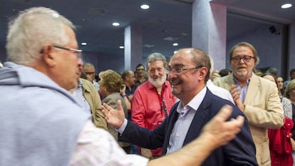 El presidente de Aragón, Javier Lambán, recibe las felicitaciones de sus partidarios tras revalidar la secretaría general del PSOE de la comunidad.
