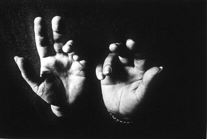 Paco de Lucía no puede estirar sus dedos de uñas largas para rasgar las cuerdas ante el objetivo del fotógrafo. Giacobetti tomó en 1995 este primer plano de las manos del guitarrista como parte de un tríptico.