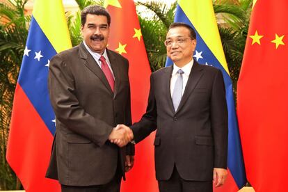 Nicolás Maduro (izquierda) estrechando la mano del primer ministro chino Li Keqiang.