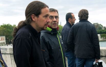 Pablo Iglesias pasea junto a Carlos Monedero este lunes en Par&iacute;s. 