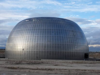 El conocido como 'el dónut de Valdevebas', un edificio de formas orgánicas proyectado por Alejandro Zaera para albergar el Instituto de Medicina Legal, es el único que se levantó en la Ciudad de la Justicia.