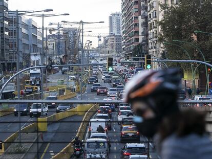 Imagen de archivo de un atasco en la Gran Via de Barcelona.