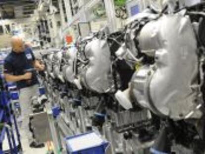 Un empleado de Volkswagen trabaja en una cadena de montaje de motores di&eacute;sel MDB en la planta que la fabricante de coches tiene en Salzgitter (Alemania). EFE/Archivo