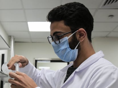 Un empleado de una planta egipcia dedicada a la producción del antiviral Remdesivir.