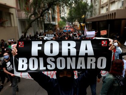 Un manifestante muestra un cartel de "Fuera Bolsonaro" en una marcha prodemocracia este domingo en Porto Alegre.