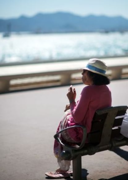 Una mujer fuma un cigarrillo, en el sur de Francia.