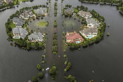 Viviendas parcialmente sumergidas por la tormenta tropical Harvey en Houston.