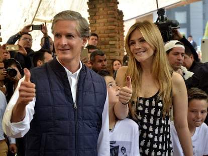 Alfredo del Mazo junto a su mujer, Fernanda Castillo, durante las elecciones de 2019.