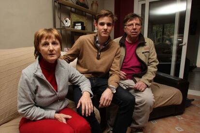 Regine Duflot, Jêrome Labie y Oscar Labie, tres miembros de una familia de origen belga que fueron asaltados anoche en su casa de Pals (Girona).