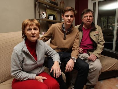 Regine Duflot, Jêrome Labie y Oscar Labie, tres miembros de una familia de origen belga que fueron asaltados anoche en su casa de Pals (Girona).