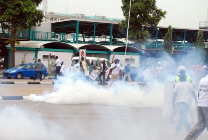 La policia disuelve una manifestación de protesta de los estudiantes en Abuja el 29 de abril /AFP