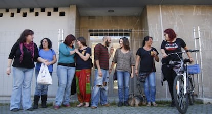 Miembros de la corrala La Utopía posan en la puerta de la que fue su casa.