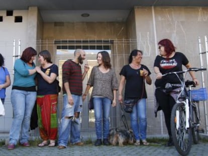 Miembros de la corrala La Utop&iacute;a posan en la puerta de la que fue su casa.