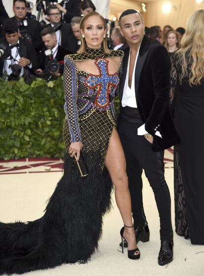 Jennifer Lopez y Olivier Rousteing. La cantante posó con él en la alfombra pero su acompañante fue Alex Rodríguez, su pareja actual.