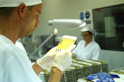 Trabajadores de Quinton en el laboratorio 