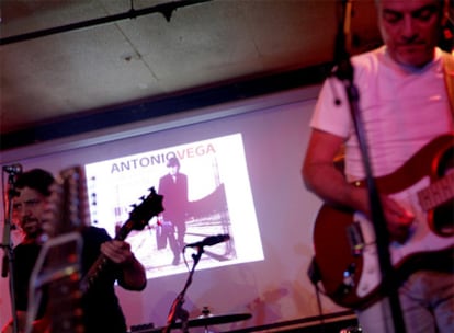 Los músicos que tocaban con Antonio Vega actúan en la presentación de un libro sobre el cantante.