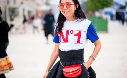 El bolso de Chloé en modo bandolera es el ejemplo perfecto. Mezclarlo con una falda sofisticada y una camiseta desenfadada no es apto para principiantes.