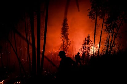 Um vizinho de MAção reclamou numa estação de televisão portuguesa que não há bombeiros suficientes no solo. "Temos que lutar contra as chamas", assegurou. Na imagem, os bombeiros trabalham ao lado das chamas na área de Amendoa.